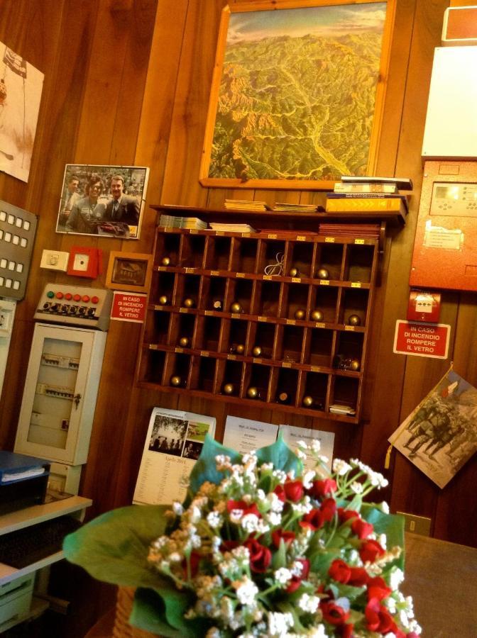 Albergo Ristorante Da Carlino Castelnuovo di Garfagnana Eksteriør billede